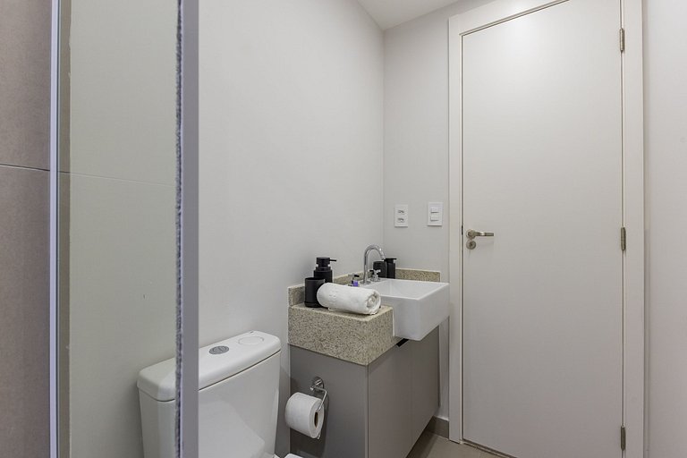 Belo studio com cama queen na rua Pamplona