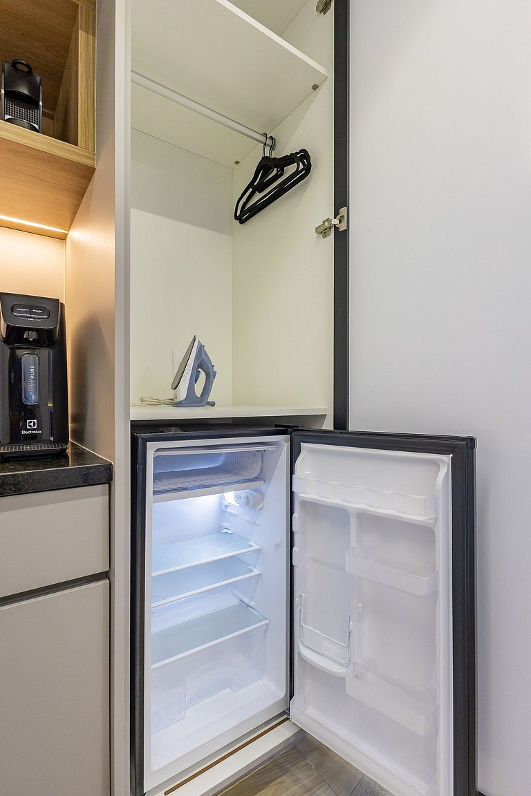 Belo studio com cama queen na rua Pamplona