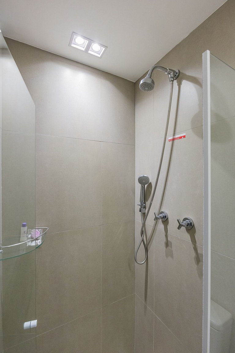 Belo studio com cama queen na rua Pamplona