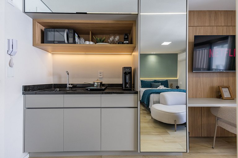 Belo studio com cama queen na rua Pamplona