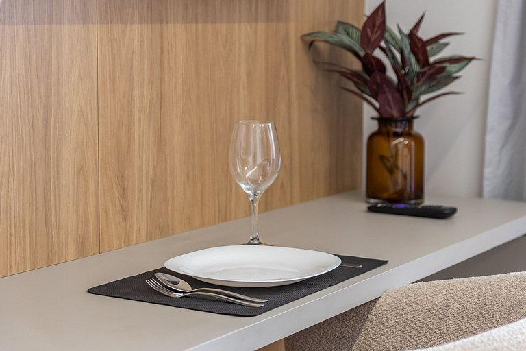 Belo studio com cama queen na rua Pamplona