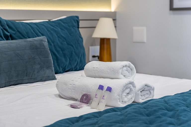 Belo studio com cama queen na rua Pamplona