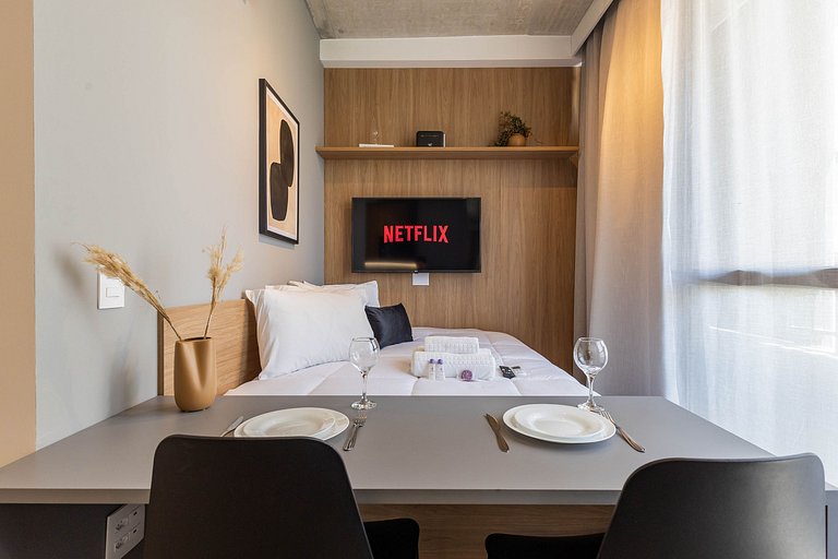 Belo studio com varanda na Alameda Itu