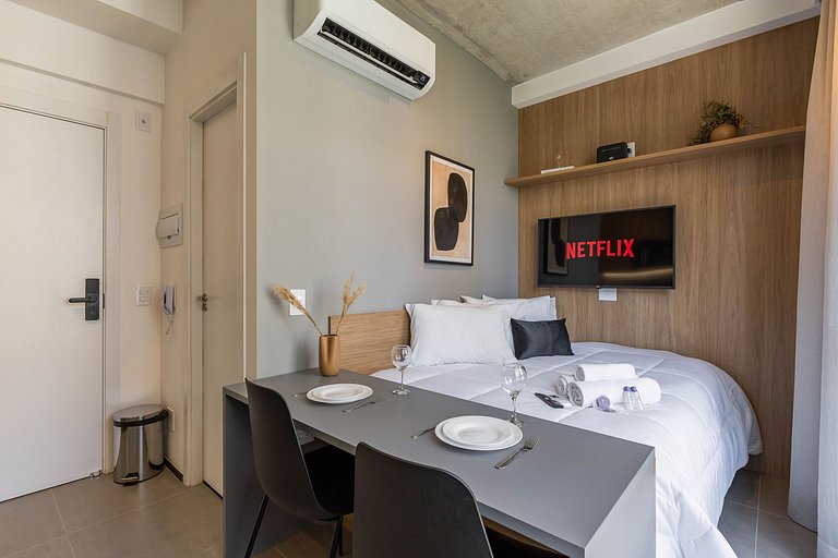 Belo studio com varanda na Alameda Itu