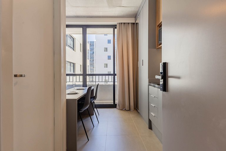 Belo studio com varanda na Alameda Itu