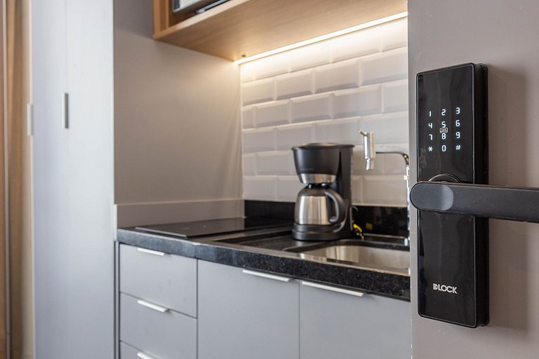 Belo studio com varanda na Alameda Itu