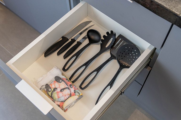 Belo studio com varanda na Alameda Itu