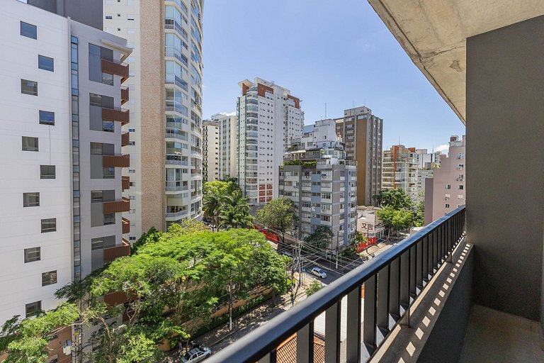 Belo studio com varanda na Alameda Itu