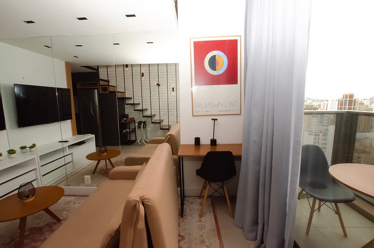 Charmoso studio C/mezanino e varanda em Moema