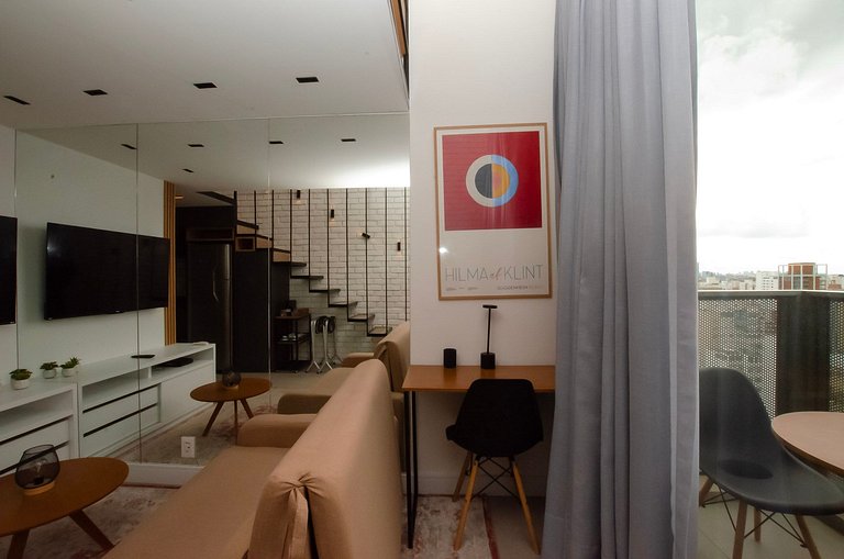 Charmoso studio C/mezanino e varanda em Moema