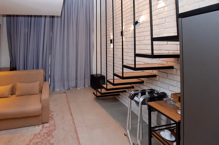 Charmoso studio C/mezanino e varanda em Moema