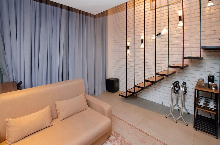 Charmoso studio C/mezanino e varanda em Moema