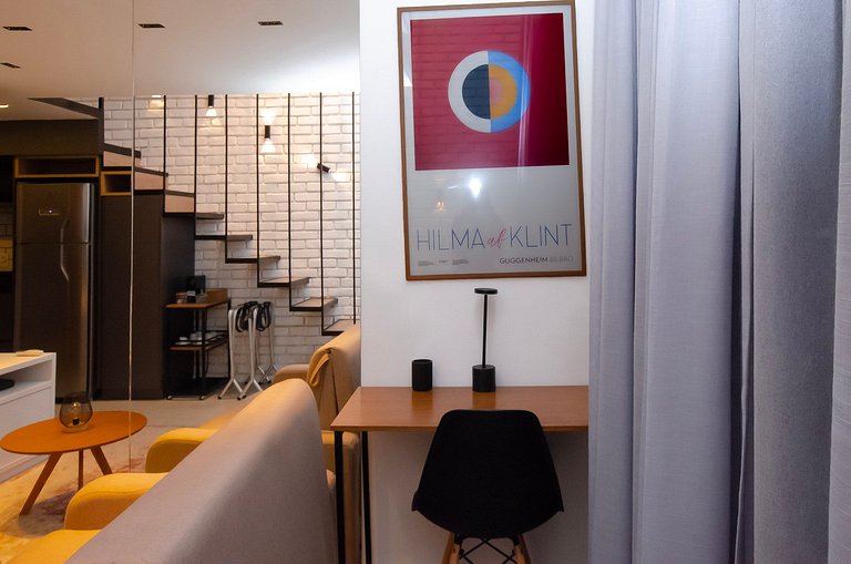 Charmoso studio C/mezanino e varanda em Moema