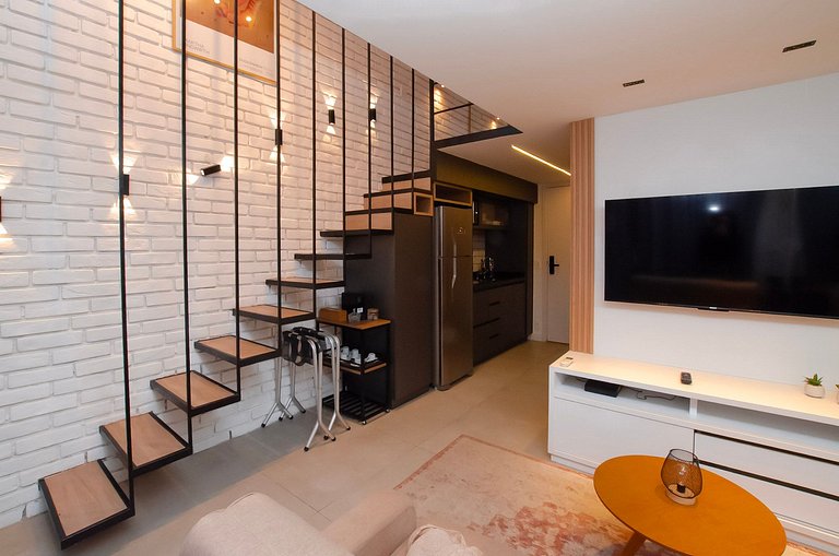 Charmoso studio C/mezanino e varanda em Moema