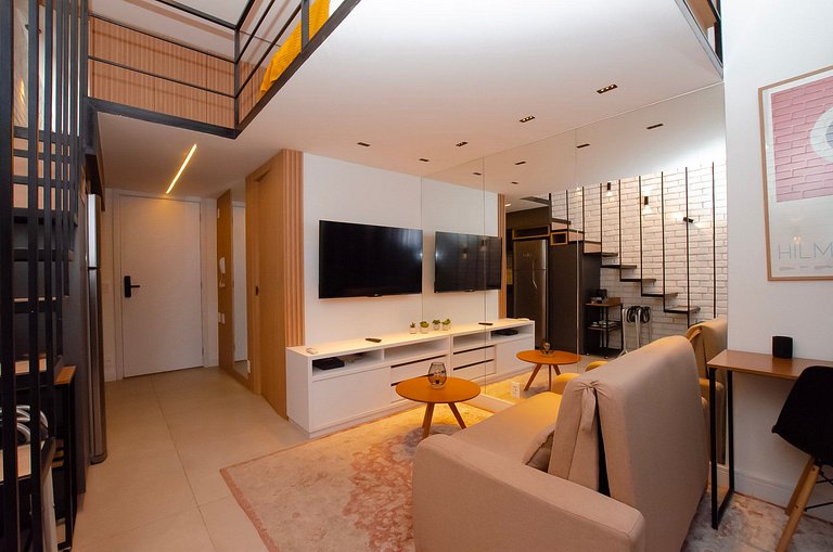 Charmoso studio C/mezanino e varanda em Moema