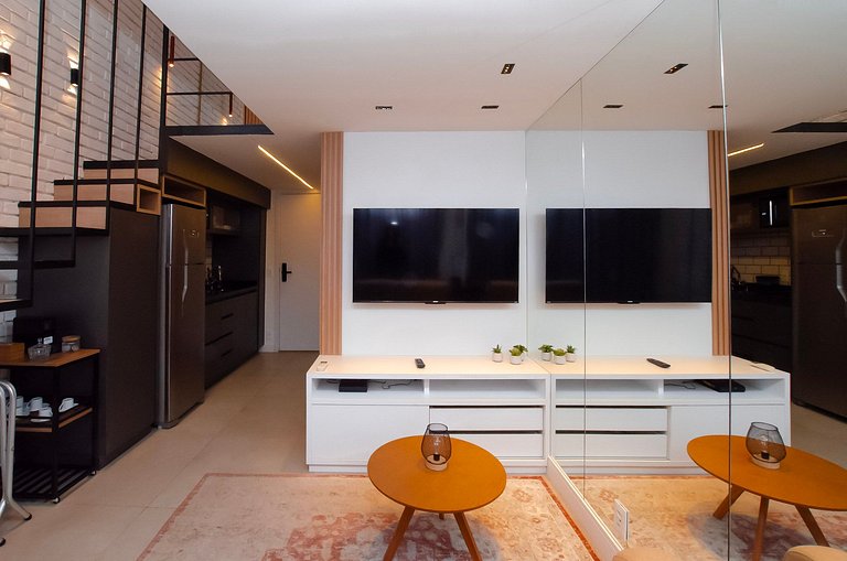 Charmoso studio C/mezanino e varanda em Moema