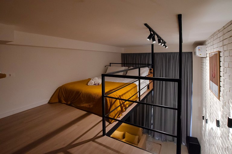 Charmoso studio C/mezanino e varanda em Moema