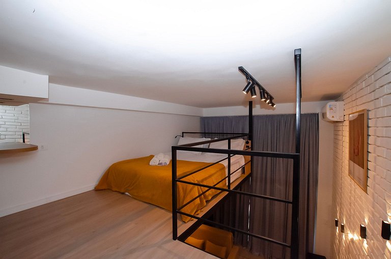 Charmoso studio C/mezanino e varanda em Moema