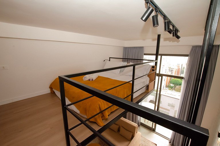 Charmoso studio C/mezanino e varanda em Moema