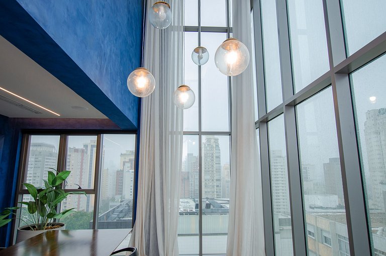 Belo studio com cama queen no Jardins