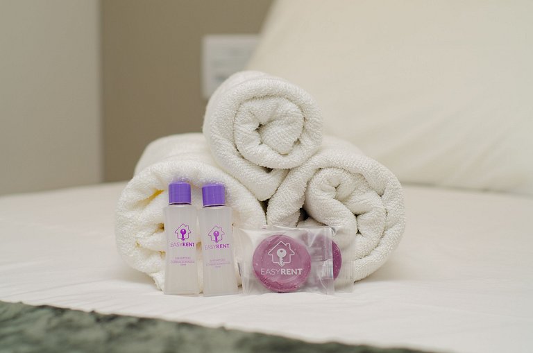 Charmoso studio com varanda na Fradique Coutinho