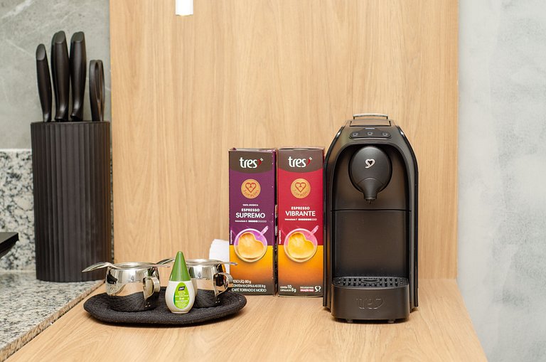 Charmoso studio com varanda na Fradique Coutinho