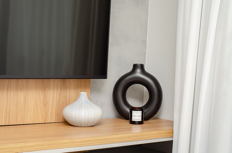 Charmoso studio com varanda na Fradique Coutinho