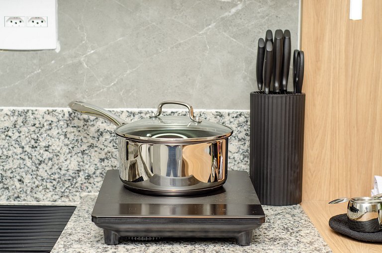 Charmoso studio com varanda na Fradique Coutinho