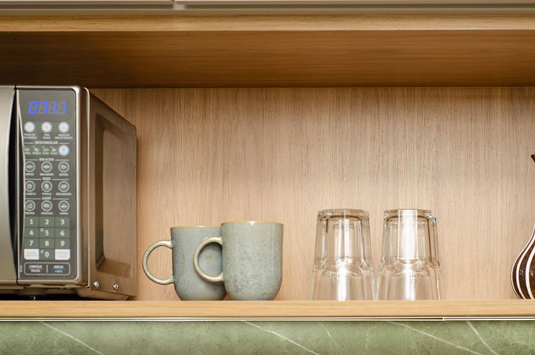 Charmoso studio com varanda na Fradique Coutinho