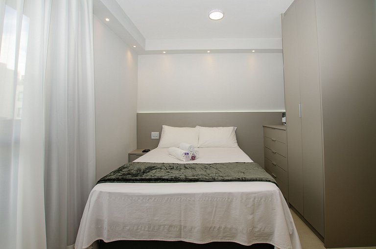 Charmoso studio com varanda na Fradique Coutinho