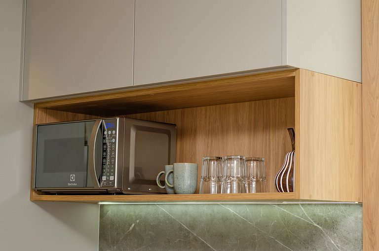 Charmoso studio com varanda na Fradique Coutinho