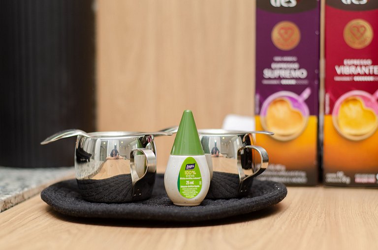 Charmoso studio com varanda na Fradique Coutinho