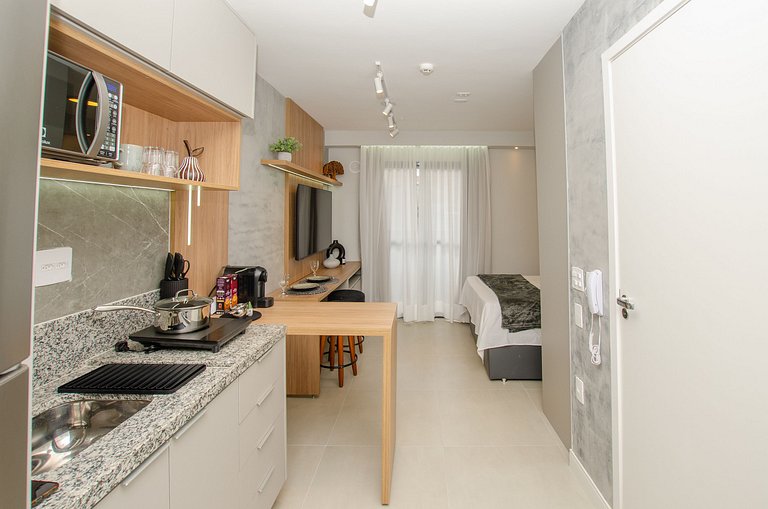 Charmoso studio com varanda na Fradique Coutinho