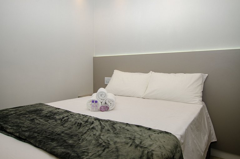 Charmoso studio com varanda na Fradique Coutinho