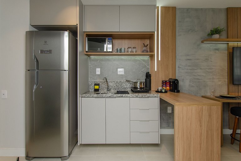 Charmoso studio com varanda na Fradique Coutinho