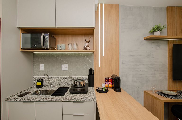 Charmoso studio com varanda na Fradique Coutinho