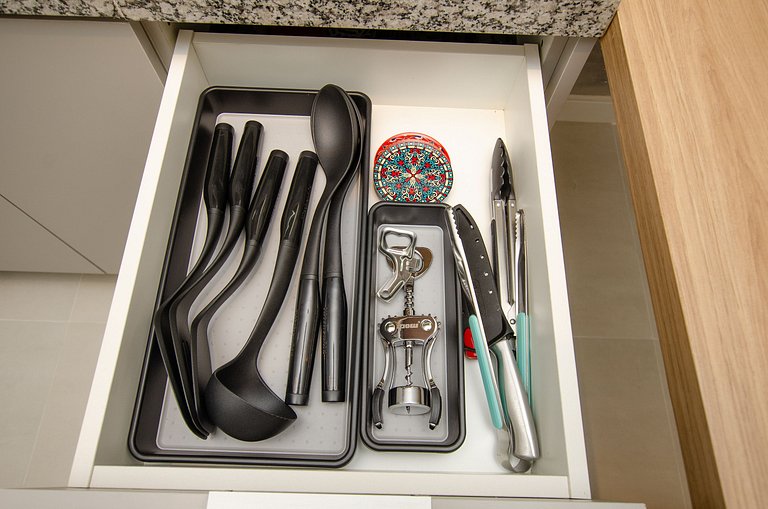 Charmoso studio com varanda na Fradique Coutinho