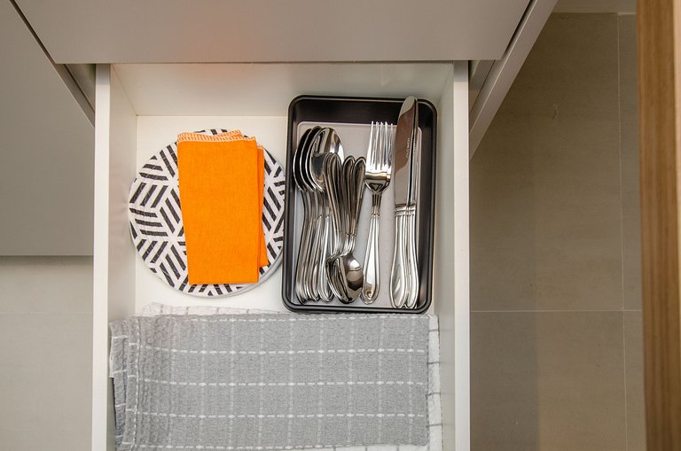 Charmoso studio com varanda na Fradique Coutinho