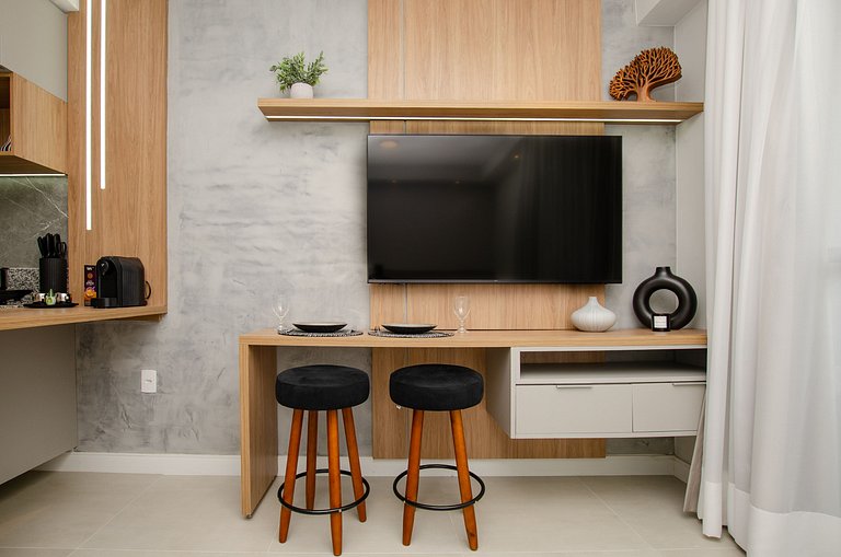 Charmoso studio com varanda na Fradique Coutinho