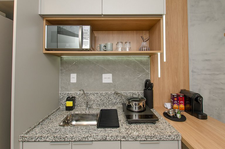 Charmoso studio com varanda na Fradique Coutinho