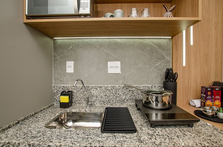 Charmoso studio com varanda na Fradique Coutinho