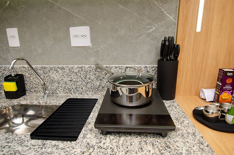 Charmoso studio com varanda na Fradique Coutinho