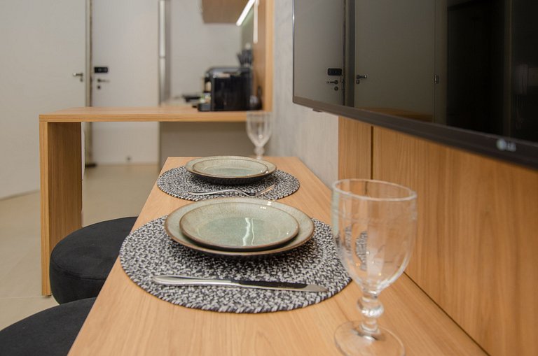 Charmoso studio com varanda na Fradique Coutinho