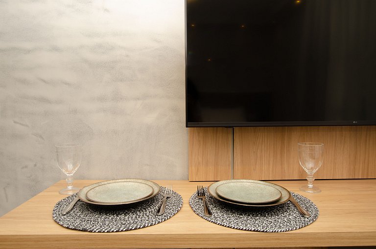 Charmoso studio com varanda na Fradique Coutinho