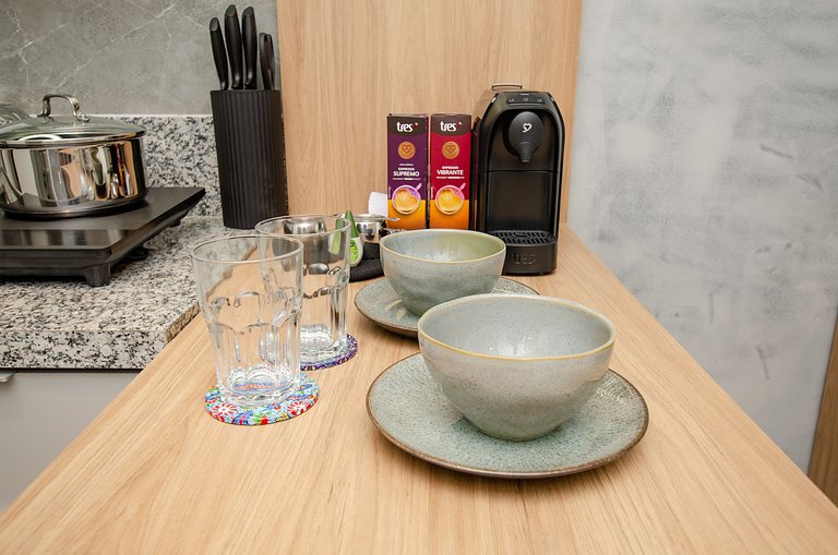 Charmoso studio com varanda na Fradique Coutinho