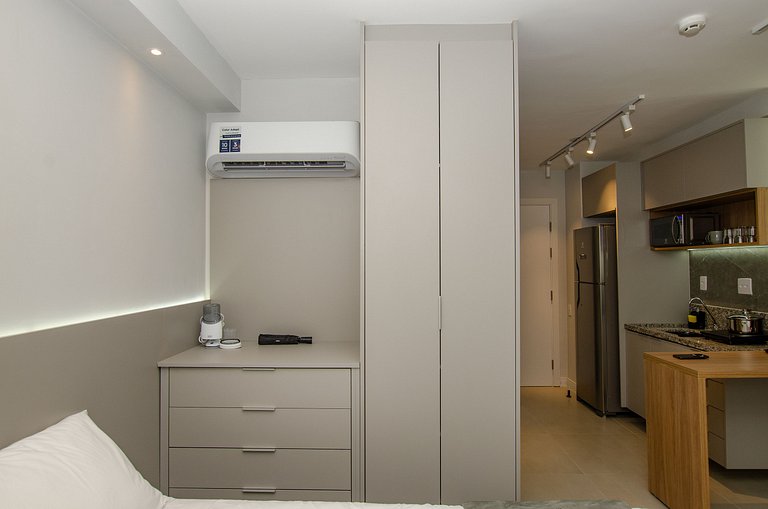 Charmoso studio com varanda na Fradique Coutinho