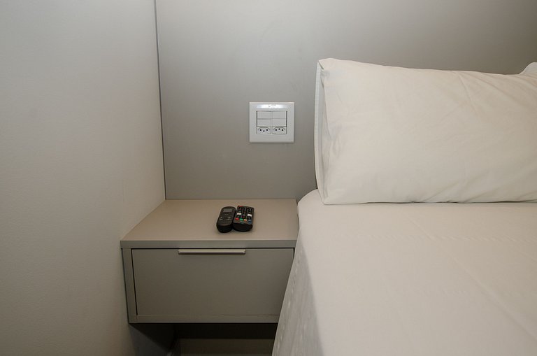 Charmoso studio com varanda na Fradique Coutinho