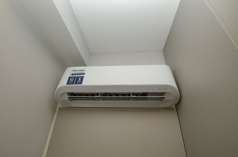 Charmoso studio com varanda na Fradique Coutinho