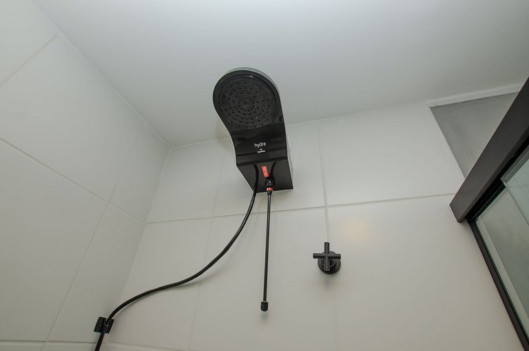 Charmoso studio com varanda na Fradique Coutinho