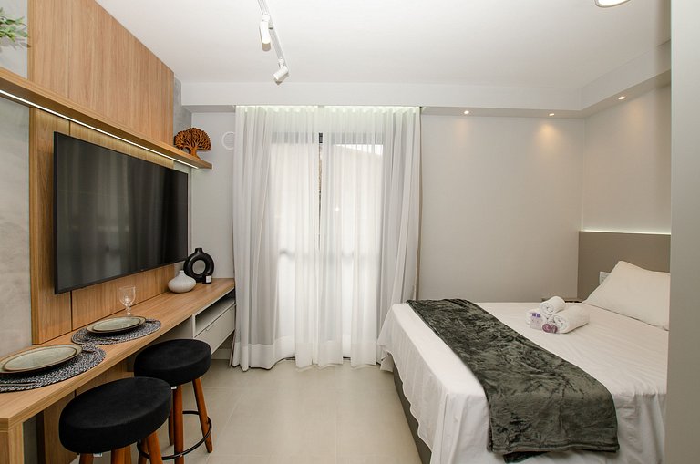 Charmoso studio com varanda na Fradique Coutinho